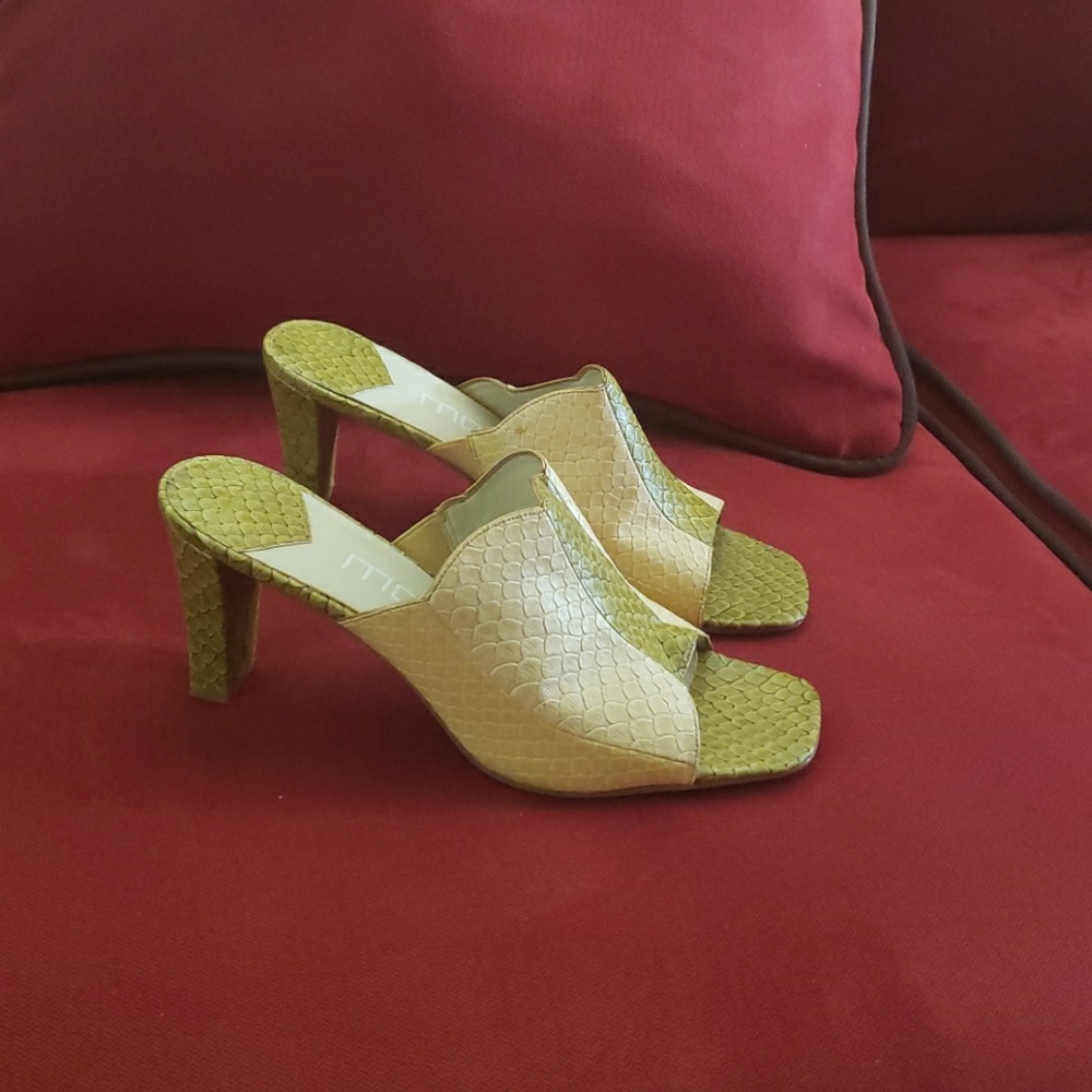 Sandles - Picture 2 of 3